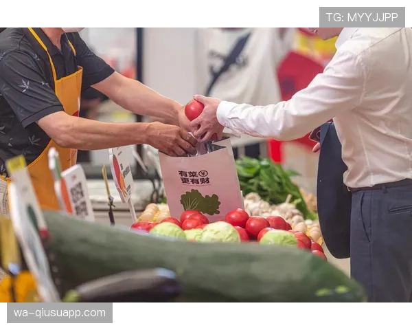 吴向东训练完直接去超市买打折菜，这反差谁懂